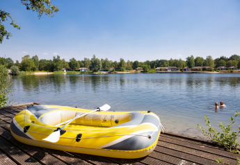 Gelbes Schlauchboot auf einem Steg am See im Holiday Park Tolplas 19 in den Niederlanden, sonnig.