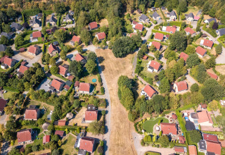 Vista aerea delle case vacanza con tetti rossi al Holiday park Tolplas 19, Paesi Bassi, in una giornata estiva.