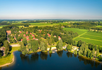 Luftaufnahme eines kleinen Ferienhauses im Ferienpark Tolplas 19 in den Niederlanden, mit viel Natur.