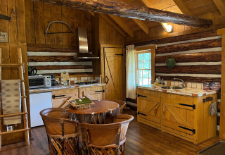 Rustikale Küche in einer amerikanischen Blockhütte mit Holzmöbeln, fotografiert in den Niederlanden.