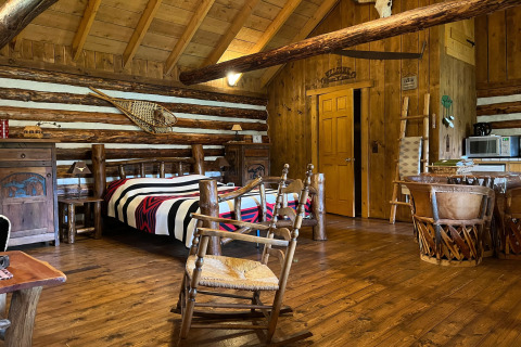 Acogedor interior del chalet American Log Cabin en Países Bajos con muebles de madera y decoración rústica.