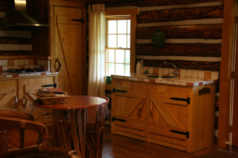 Cucina accogliente in baita americana nei Paesi Bassi con mobili in legno e finestra soleggiata.