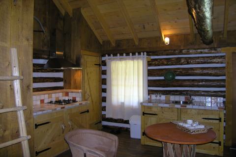 Innenaufnahme einer gemütlichen Küche in einer amerikanischen Blockhütte in den Niederlanden.