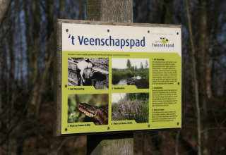 Informationstafel des 't Veenschapspad in Twenterand, Niederlande, mit Bildern und Beschreibungen.