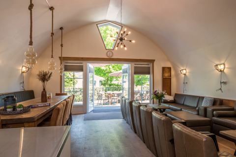 Lichte, ruime woonkamer in Residence De Eese 22 in Nederland, met moderne stijl en toegang tot terras.
