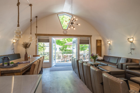 Lyst og rummeligt opholdsrum i Residence De Eese 22 i Nederlandene, med moderne indretning og adgang til terrasse.