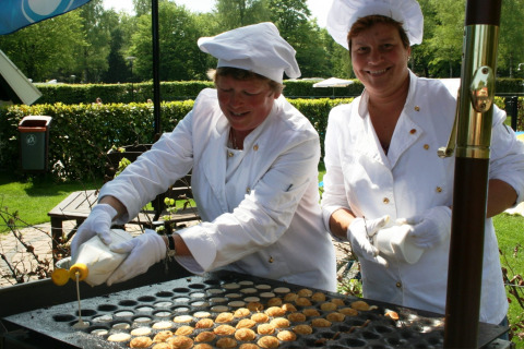 Twee koks bereiden traditionele Hollandse poffertjes buiten bij Residence de Eese 20 in Nederland.