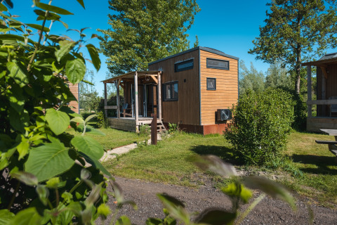 Tiny wooden house for 2 persons, surrounded by greenery and sunshine, located in the Netherlands.