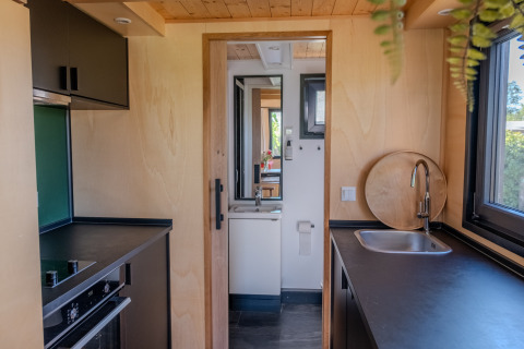 Petite cuisine et salle de bain d'une tiny house pour deux personnes aux Pays-Bas, style moderne.