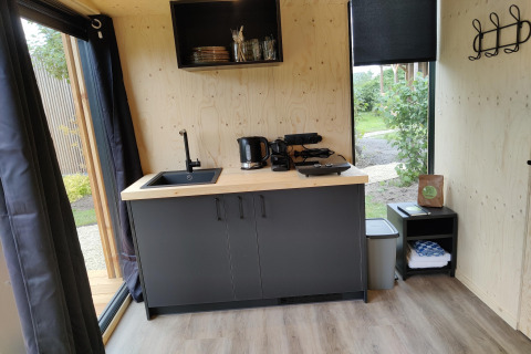 Kitchenette moderne dans la Wetland Cabin pour 2 personnes au Boetiekpark de Kas, Scherpenzeel, Friesland, Pays-Bas.