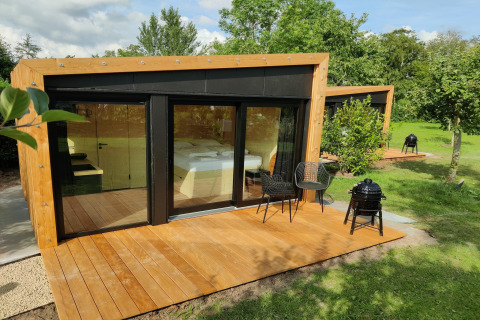Modern Wetland Cabin for 2 people with wooden terrace set in greenery at Boetiekpark de Kas, Scherpenzeel.