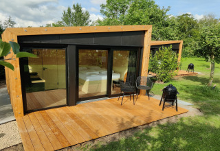 Moderne Wetland Cabin voor 2 personen met houten terras in het groen bij Boetiekpark de Kas, Scherpenzeel.