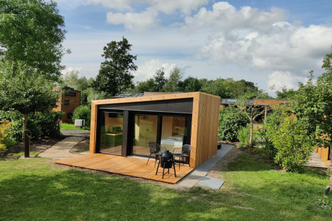 Moderne Wetland Cabin voor 2 personen bij Boetiekpark de Kas, Scherpenzeel, Friesland, Nederland, met terras.