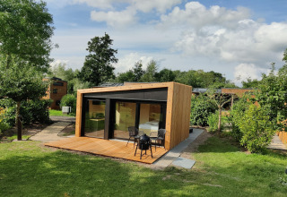 Moderne Wetland Cabin voor 2 personen bij Boetiekpark de Kas, Scherpenzeel, Friesland, Nederland, met terras.