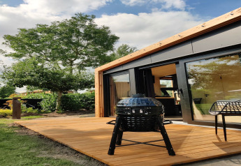Moderne Wetland Cabin für 2 Personen im Boetiekpark de Kas, Scherpenzeel, Friesland, Niederlande.