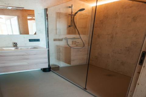 Bagno moderno con cabina doccia e mobile in legno nel lodge Large Green House 4 persons, Paesi Bassi.