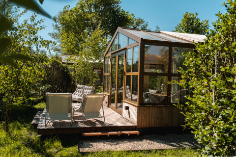 Terrazza in legno e casa di vetro per 4 persone, immersa nel verde dell'Olanda presso Large Green House.
