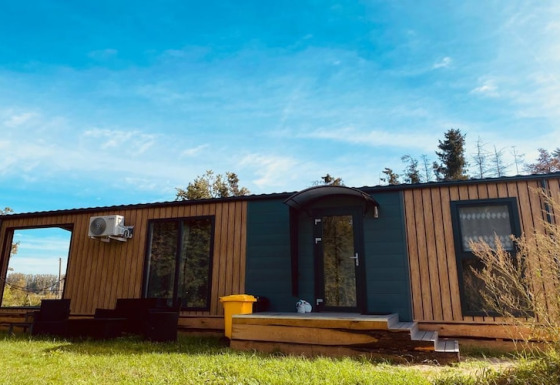 Chalet Holiday home Inselblick en Nowe Warpno con fachada de madera, escalones y zona de descanso exterior.