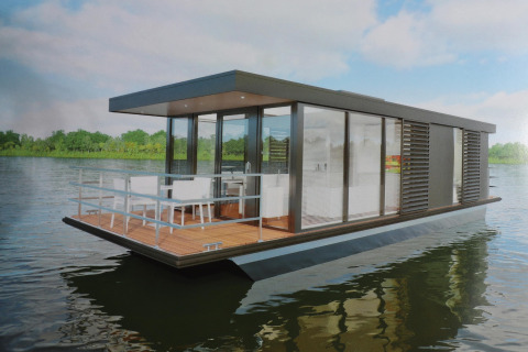 Houseboat Refugio moderno galleggiante sull'acqua, con pareti di vetro e terrazza, circondato dalla natura.