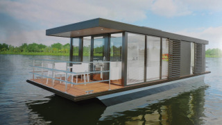 Moderne Houseboat Refugio dobbert op het water, met glazen wanden, open dek en groene omgeving.