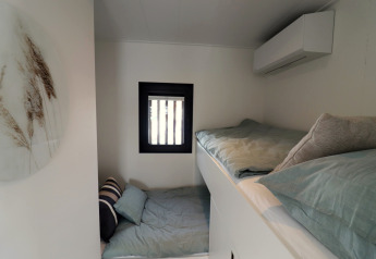 Chambre confortable avec lits superposés à bord de la péniche Refugio aux Pays-Bas.