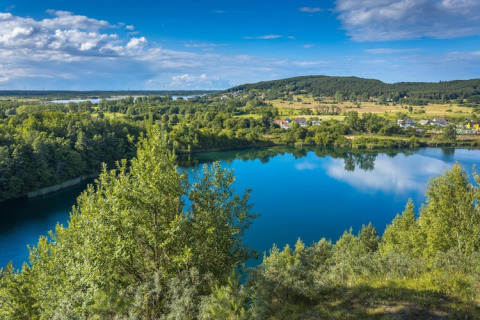 Prachtig uitzicht op meer en groene heuvels vanaf het 'Peace and quiet' huisje voor 4 personen in Duitsland.