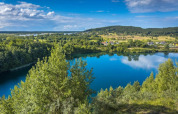 Belle vue sur un lac et des collines verdoyantes depuis le chalet 'Peace and quiet' pour 4 personnes en Allemagne.