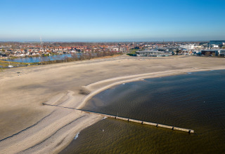 Vista su spiaggia e mare dalla Houseboat «Refugio» nei Paesi Bassi, con la città sullo sfondo.