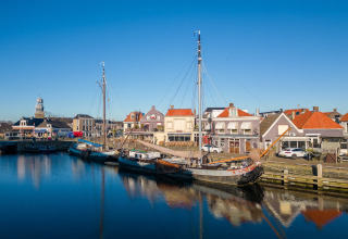 Vista del puerto desde Houseboat «Refugio» en Países Bajos, barcos tradicionales y casas pintorescas.