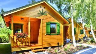 Cabañas de verano para 5 personas en Mielno, acogedoras casas de madera entre árboles y buen clima.