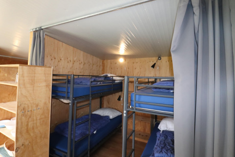 Chambre douillette avec lits superposés et murs en bois à Cosy cabin 1 aux Pays-Bas.