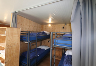 Chambre douillette avec lits superposés et murs en bois à Cosy cabin 1 aux Pays-Bas.
