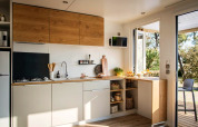 Moderne keuken in chalet 'Terrace Lodge 2' in Nederland, met open planken en veel natuurlijk licht.