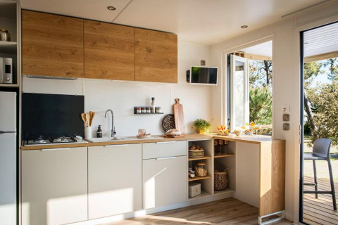 Cucina moderna nel chalet 'Terrace Lodge 2' in Olanda, con ripiani aperti e tanta luce naturale.