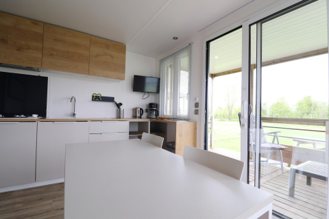 Cucina moderna con zona pranzo e vista terrazza nel Terrace Lodge 2, nei Paesi Bassi.