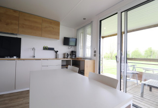 Cucina moderna con zona pranzo e vista terrazza nel Terrace Lodge 2, nei Paesi Bassi.