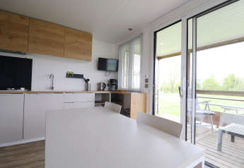 Moderne Küche und Essbereich mit Blick auf die Terrasse in der Terrace Lodge 2, Niederlande.