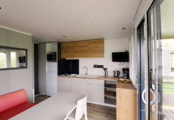 Moderne keuken en eethoek in Chalet Terrace Lodge 2 in Nederland, volledig uitgerust en ruim.