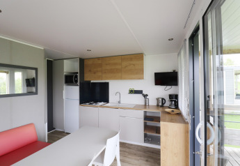 Moderne Küche und Essbereich im Chalet Terrace Lodge 2 in den Niederlanden mit Ausstattung.