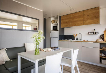 Moderne Küche und Essbereich im Chalet Terrace Lodge 2 in den Niederlanden, hell und gemütlich.