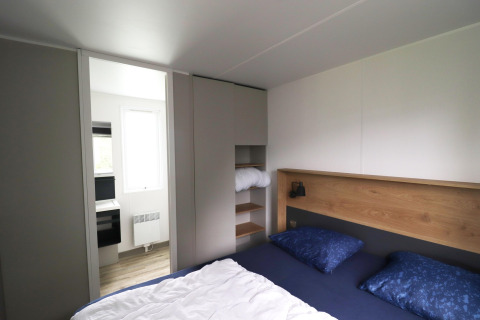 Camera da letto nello chalet Terrace Lodge 2 nei Paesi Bassi con letto matrimoniale, armadi e bagno moderno.