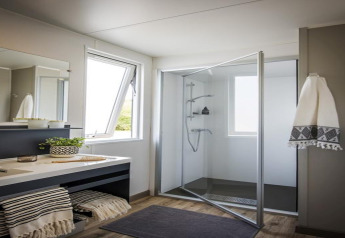 Modernes Badezimmer im Terrace lodge 2 Chalet in den Niederlanden mit Glasdusche und Tageslichtfenstern.