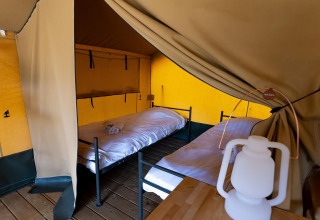 Innenansicht des Safari-Zeltes «Heeg 4 Personen» mit zwei Betten und Laterne in den Niederlanden.