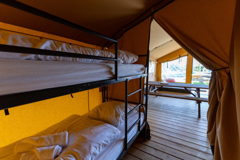 Innenansicht des Safari-Zeltes Heeg für 4 Personen in den Niederlanden mit Etagenbetten und Terrasse.