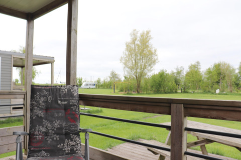 Vista dalla terrazza dello chalet Terrace Lodge 2 nei Paesi Bassi con arredamento esterno e verde.