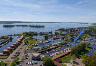 Luftaufnahme eines Hafens und Sees beim Safari-Zelt 'Heeg 4 Personen' in den Niederlanden, Boote sichtbar.