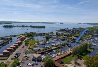 Luftfoto af marina og sølandskab ved Safari Tent Heeg for 4 personer i Holland, med både og hytter.