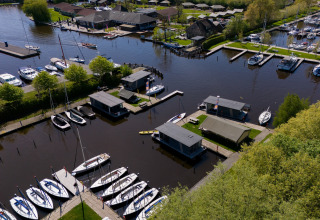 Luftaufnahme vom Safari Zelt Heeg für 4 Personen, umgeben von Wasser, Booten und Natur in den Niederlanden.