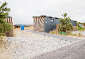 Casa de playa moderna en Sea Lodges Ameland 4, Países Bajos, con aparcamiento accesible y sendero de dunas.