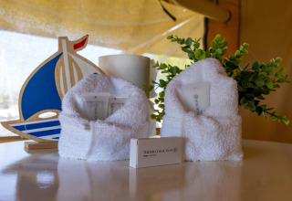 Hotelausstattung mit Handtüchern und Kosmetik in Safari Tent «Heeg 4 Personen» in den Niederlanden.